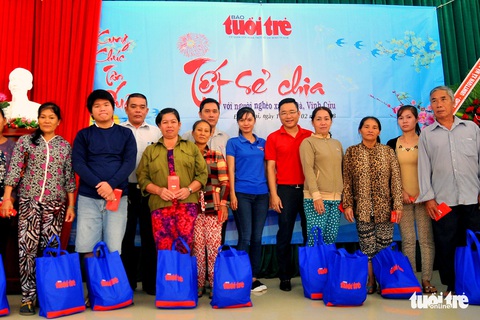 Dân nghèo Mã Đà thêm đủ đầy dịp tết với suất quà của Tuổi Trẻ - Ảnh 1. Dân nghèo Mã Đà thêm đủ đầy dịp tết với suất quà của Tuổi Trẻ - Ảnh 1.