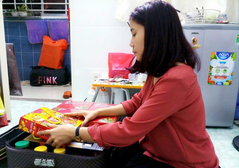 Bạn trẻ sắm cả valy quà Tết - Ảnh 2. Bạn trẻ sắm cả valy quà Tết - Ảnh 2.