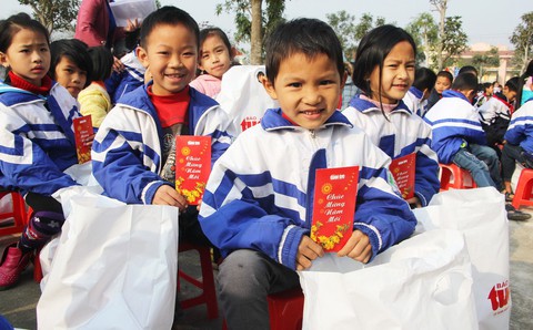 5.100 phần quà sẻ chia đã đến vùng bão lũ - Ảnh 1. 5.100 phần quà sẻ chia đã đến vùng bão lũ - Ảnh 1.
