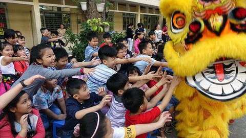 Muốn con vui vẻ chào hỏi, cảm ơn ngày tết đâu có khó - Ảnh 1. Muốn con vui vẻ chào hỏi, cảm ơn ngày tết đâu có khó - Ảnh 1.