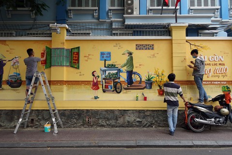 ‘Thêm tết’ cho những bức tranh đường phố - Ảnh 1. ‘Thêm tết’ cho những bức tranh đường phố - Ảnh 1.