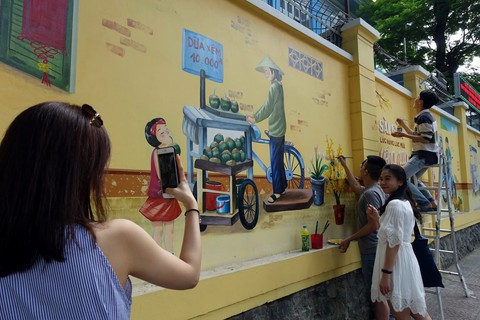 ‘Thêm tết’ cho những bức tranh đường phố - Ảnh 3. ‘Thêm tết’ cho những bức tranh đường phố - Ảnh 3.