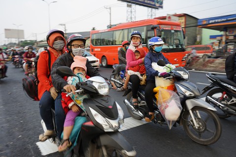 Những em bé được tay xách nách mang về Miền Tây ăn Tết - Ảnh 6. Những em bé được tay xách nách mang về Miền Tây ăn Tết - Ảnh 6.