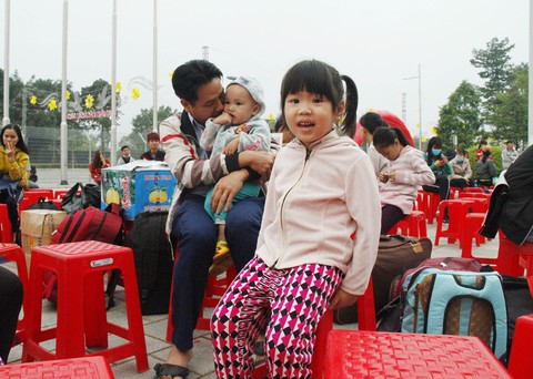 Tàu xe nghĩa tình đưa hàng ngàn công nhân về quê đón tết - Ảnh 6. Tàu xe nghĩa tình đưa hàng ngàn công nhân về quê đón tết - Ảnh 6.