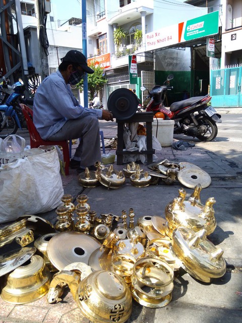 Nghề chà đèn Khánh Hòa lên hương dịp Tết - Ảnh 1. Nghề chà đèn Khánh Hòa lên hương dịp Tết - Ảnh 1.