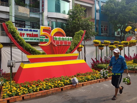 Xem chó biểu diễn đờn ca tài tử ở đường hoa Cần Thơ - Ảnh 2. Xem chó biểu diễn đờn ca tài tử ở đường hoa Cần Thơ - Ảnh 2.