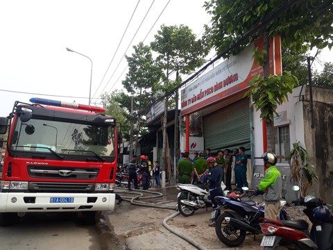 Cháy công ty bảo hiểm lúc sáng sớm, dân hò nhau dập lửa - Ảnh 1. Cháy công ty bảo hiểm lúc sáng sớm, dân hò nhau dập lửa - Ảnh 1.