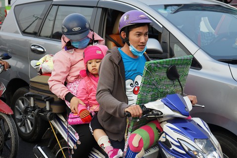 Những em bé được tay xách nách mang về Miền Tây ăn Tết - Ảnh 4. Những em bé được tay xách nách mang về Miền Tây ăn Tết - Ảnh 4.