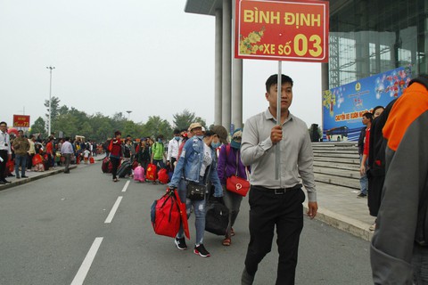 Tàu xe nghĩa tình đưa hàng ngàn công nhân về quê đón tết - Ảnh 8. Tàu xe nghĩa tình đưa hàng ngàn công nhân về quê đón tết - Ảnh 8.