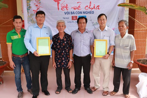 Báo Tuổi Trẻ trao quà Tết cho hộ nghèo tỉnh Long An - Ảnh 3. Báo Tuổi Trẻ trao quà Tết cho hộ nghèo tỉnh Long An - Ảnh 3.