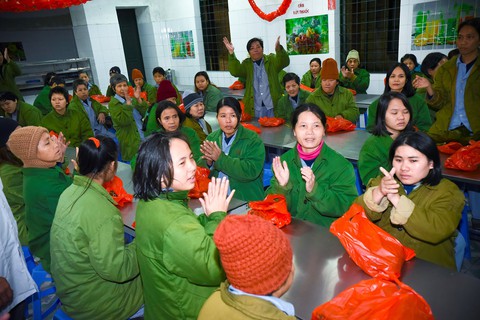 Cựu học sinh Hà Nội gói 2018 bánh chưng tặng người nghèo - Ảnh 6. Cựu học sinh Hà Nội gói 2018 bánh chưng tặng người nghèo - Ảnh 6.