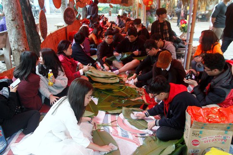 Cựu học sinh Hà Nội gói 2018 bánh chưng tặng người nghèo - Ảnh 1. Cựu học sinh Hà Nội gói 2018 bánh chưng tặng người nghèo - Ảnh 1.