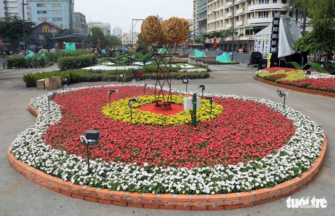 Chó Phú Quốc nổi bật ở đường hoa Nguyễn Huệ - Ảnh 21. Chó Phú Quốc nổi bật ở đường hoa Nguyễn Huệ - Ảnh 21.