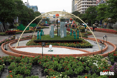 Chó Phú Quốc nổi bật ở đường hoa Nguyễn Huệ - Ảnh 25. Chó Phú Quốc nổi bật ở đường hoa Nguyễn Huệ - Ảnh 25.