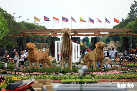 Chó Phú Quốc nổi bật ở đường hoa Nguyễn Huệ - Ảnh 4. Chó Phú Quốc nổi bật ở đường hoa Nguyễn Huệ - Ảnh 4.