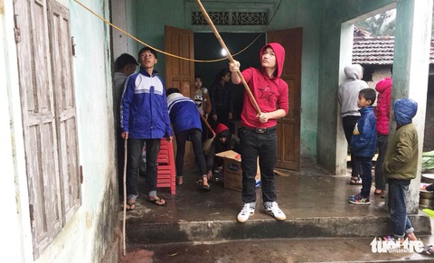 Bạn trẻ rửa xe gây quỹ, gói bánh giúp người nghèo đón Tết - Ảnh 4. Bạn trẻ rửa xe gây quỹ, gói bánh giúp người nghèo đón Tết - Ảnh 4.