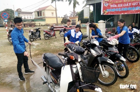 Bạn trẻ rửa xe gây quỹ, gói bánh giúp người nghèo đón Tết - Ảnh 1. Bạn trẻ rửa xe gây quỹ, gói bánh giúp người nghèo đón Tết - Ảnh 1.