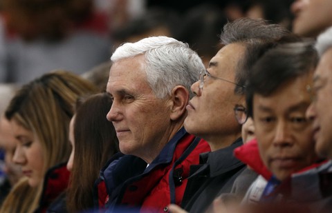 Trên chuyên cơ về Mỹ, ông Pence tuyên bố vẫn cô lập Triều Tiên - Ảnh 1. Trên chuyên cơ về Mỹ, ông Pence tuyên bố vẫn cô lập Triều Tiên - Ảnh 1.