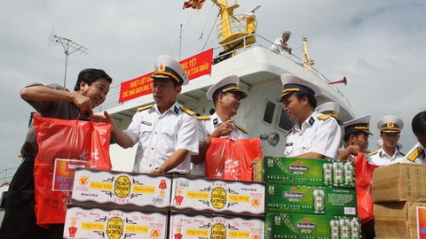 Hai chiếc bánh chưng má Năm dành cho người chiến sĩ - Ảnh 1. Hai chiếc bánh chưng má Năm dành cho người chiến sĩ - Ảnh 1.
