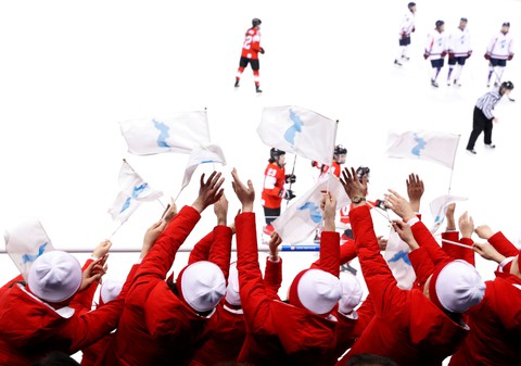 Thế giới trong tuần qua ảnh: Triều Tiên cử vận động viên tham dự Olympic ở Hàn Quốc - Ảnh 4. Thế giới trong tuần qua ảnh: Triều Tiên cử vận động viên tham dự Olympic ở Hàn Quốc - Ảnh 4.