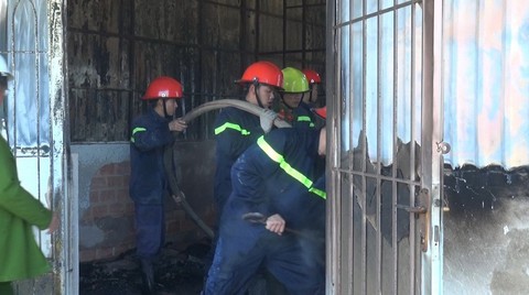 Cháy hai căn nhà ngày 27 tết, người dân bới tro tàn tìm tài sản - Ảnh 2. Cháy hai căn nhà ngày 27 tết, người dân bới tro tàn tìm tài sản - Ảnh 2.