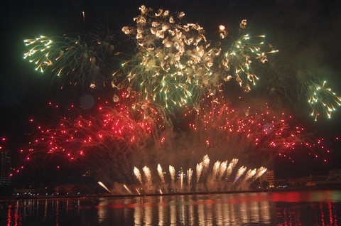 Lễ hội pháo hoa Đà Nẵng 2018 diễn ra suốt mùa hè - Ảnh 2. Lễ hội pháo hoa Đà Nẵng 2018 diễn ra suốt mùa hè - Ảnh 2.