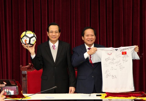 Áo và bóng U23 VN tặng Thủ tướng được trả giá 20 tỉ - Ảnh 1. Áo và bóng U23 VN tặng Thủ tướng được trả giá 20 tỉ - Ảnh 1.