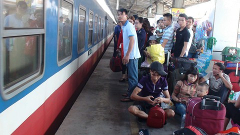 Tàu trễ nhiều giờ, hàng ngàn khách vạ vật ở ga Sài Gòn - Ảnh 3. Tàu trễ nhiều giờ, hàng ngàn khách vạ vật ở ga Sài Gòn - Ảnh 3.