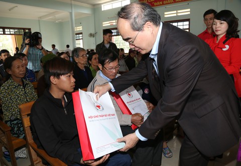 Bí thư Thành ủy TP.HCM chúc Tết tỉnh Bình Định - Ảnh 1. Bí thư Thành ủy TP.HCM chúc Tết tỉnh Bình Định - Ảnh 1.