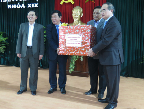 Bí thư Thành ủy TP.HCM chúc Tết tỉnh Bình Định - Ảnh 2. Bí thư Thành ủy TP.HCM chúc Tết tỉnh Bình Định - Ảnh 2.