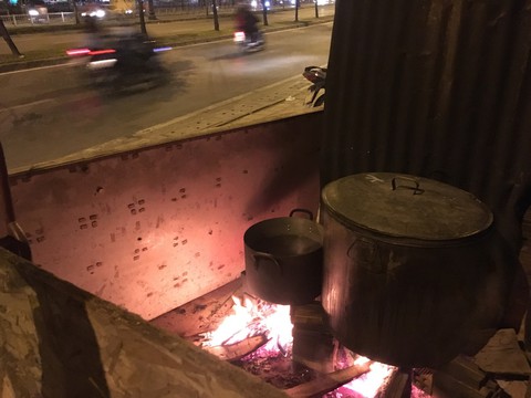 Câu chuyện quanh nồi bánh chưng cuối năm - Ảnh 2. Câu chuyện quanh nồi bánh chưng cuối năm - Ảnh 2.