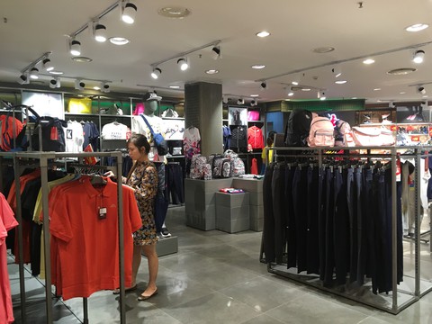 Thời trang đại hạ giá, giỏ quà Tết ngóng khách mua - Ảnh 3. Thời trang đại hạ giá, giỏ quà Tết ngóng khách mua - Ảnh 3.