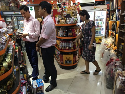 Thời trang đại hạ giá, giỏ quà Tết ngóng khách mua - Ảnh 5. Thời trang đại hạ giá, giỏ quà Tết ngóng khách mua - Ảnh 5.