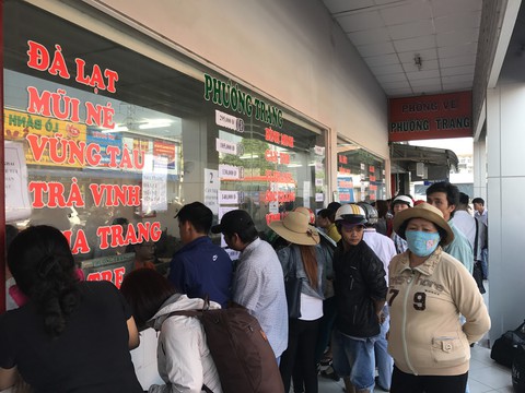 Khách vào bến xe tăng vọt, nhiều tuyến đường kẹt cứng - Ảnh 1. Khách vào bến xe tăng vọt, nhiều tuyến đường kẹt cứng - Ảnh 1.
