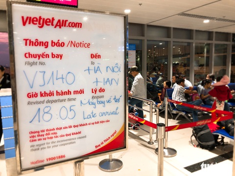 Máy bay liên tục trễ chuyến, hàng nghìn khách vạ vật ở Tân Sơn Nhất - Ảnh 3. Máy bay liên tục trễ chuyến, hàng nghìn khách vạ vật ở Tân Sơn Nhất - Ảnh 3.