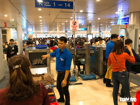 Máy bay liên tục trễ chuyến, hàng nghìn khách vạ vật ở Tân Sơn Nhất - Ảnh 11. Máy bay liên tục trễ chuyến, hàng nghìn khách vạ vật ở Tân Sơn Nhất - Ảnh 11.
