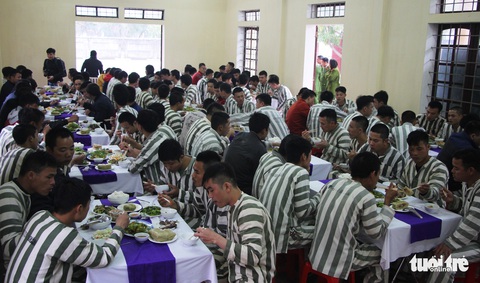 Bữa cơm đoàn viên của những khát vọng hoàn lương - Ảnh 1. Bữa cơm đoàn viên của những khát vọng hoàn lương - Ảnh 1.