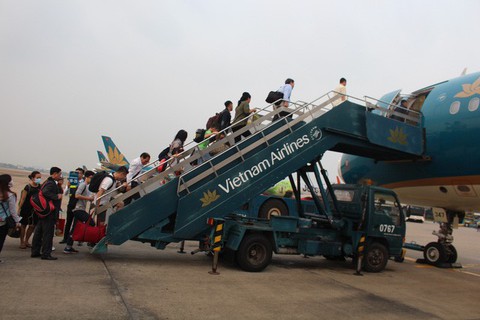 Phà, máy bay tăng chuyến phục vụ tết - Ảnh 1. Phà, máy bay tăng chuyến phục vụ tết - Ảnh 1.