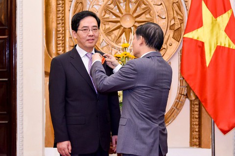 Trao tặng Huân chương Hữu nghị cho Đại sứ Trung Quốc Hồng Tiểu Dũng - Ảnh 1. Trao tặng Huân chương Hữu nghị cho Đại sứ Trung Quốc Hồng Tiểu Dũng - Ảnh 1.