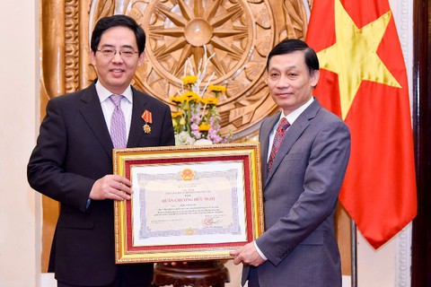 Trao tặng Huân chương Hữu nghị cho Đại sứ Trung Quốc Hồng Tiểu Dũng - Ảnh 2. Trao tặng Huân chương Hữu nghị cho Đại sứ Trung Quốc Hồng Tiểu Dũng - Ảnh 2.