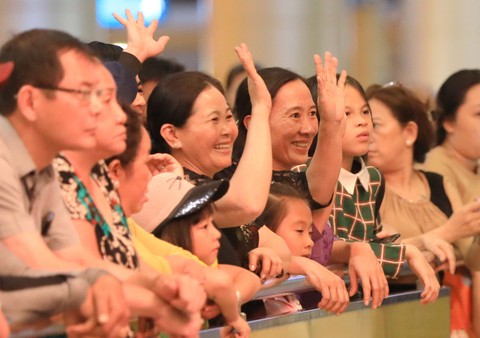 Nụ cười, nước mắt đón người thân về ăn Tết - Ảnh 5. Nụ cười, nước mắt đón người thân về ăn Tết - Ảnh 5.