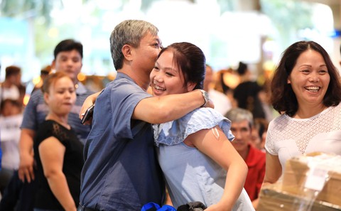 Nụ cười, nước mắt đón người thân về ăn Tết - Ảnh 1. Nụ cười, nước mắt đón người thân về ăn Tết - Ảnh 1.