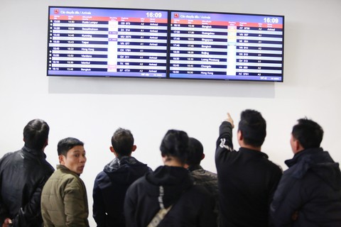 Nụ cười, nước mắt đón người thân về ăn Tết - Ảnh 6. Nụ cười, nước mắt đón người thân về ăn Tết - Ảnh 6.