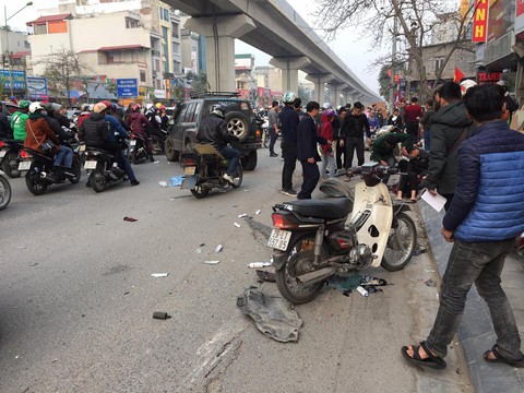 Xe ‘điên’ gây tai nạn liên hoàn trên phố Hà Nội - Ảnh 1. Xe ‘điên’ gây tai nạn liên hoàn trên phố Hà Nội - Ảnh 1.