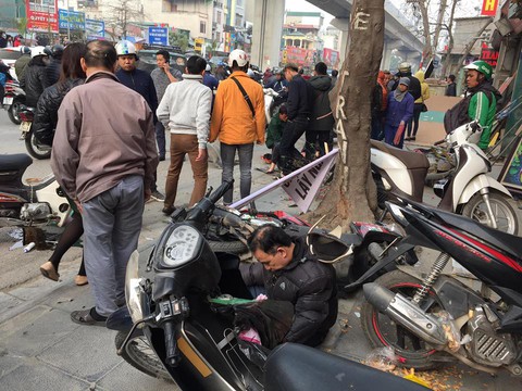 Xe ‘điên’ gây tai nạn liên hoàn trên phố Hà Nội - Ảnh 3. Xe ‘điên’ gây tai nạn liên hoàn trên phố Hà Nội - Ảnh 3.