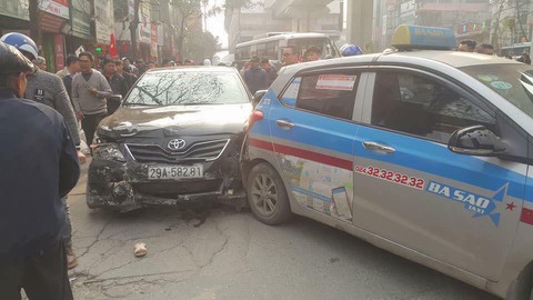 Xe ‘điên’ gây tai nạn liên hoàn trên phố Hà Nội - Ảnh 2. Xe ‘điên’ gây tai nạn liên hoàn trên phố Hà Nội - Ảnh 2.