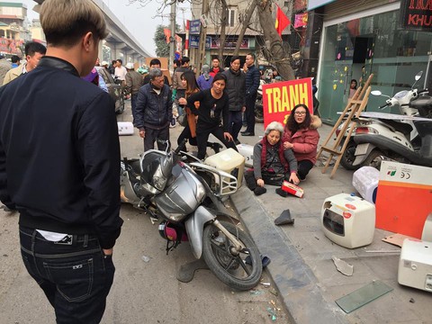 Xe ‘điên’ gây tai nạn liên hoàn trên phố Hà Nội - Ảnh 4. Xe ‘điên’ gây tai nạn liên hoàn trên phố Hà Nội - Ảnh 4.
