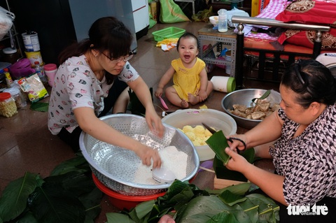 Nồi bánh chưng có vị tình thân của người Sài Gòn - Ảnh 7. Nồi bánh chưng có vị tình thân của người Sài Gòn - Ảnh 7.