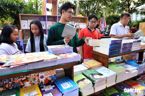 Khai mạc lễ hội đường sách Tết Mậu Tuất - Ảnh 5. Khai mạc lễ hội đường sách Tết Mậu Tuất - Ảnh 5.