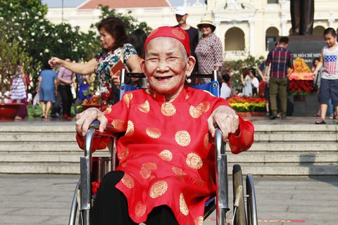 Đường hoa Nguyễn Huệ đông nghẹt khách ngày đầu mở cửa - Ảnh 2. Đường hoa Nguyễn Huệ đông nghẹt khách ngày đầu mở cửa - Ảnh 2.